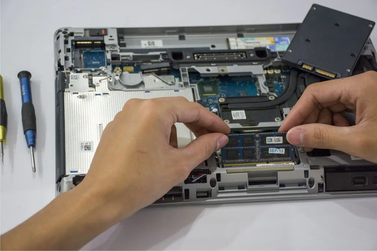 Technikus laptop belső alkatrészeit szereli