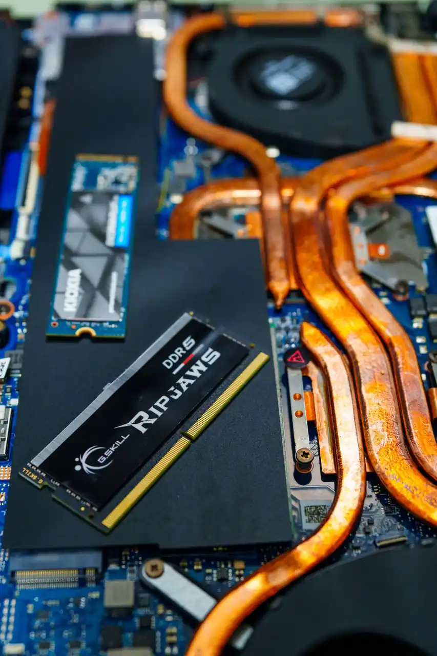 DDR5 RAM modulok és hűtőbordák közelről