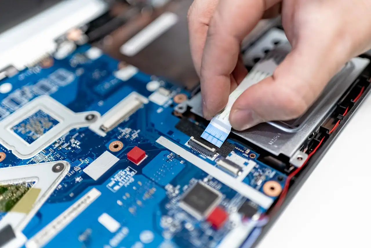 Laptop belső szerkezete javítás közben